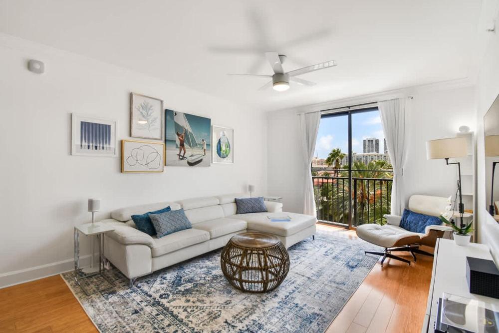 Palm Penthouse - Bright Designer Penthouse in the Heart of CityPlace